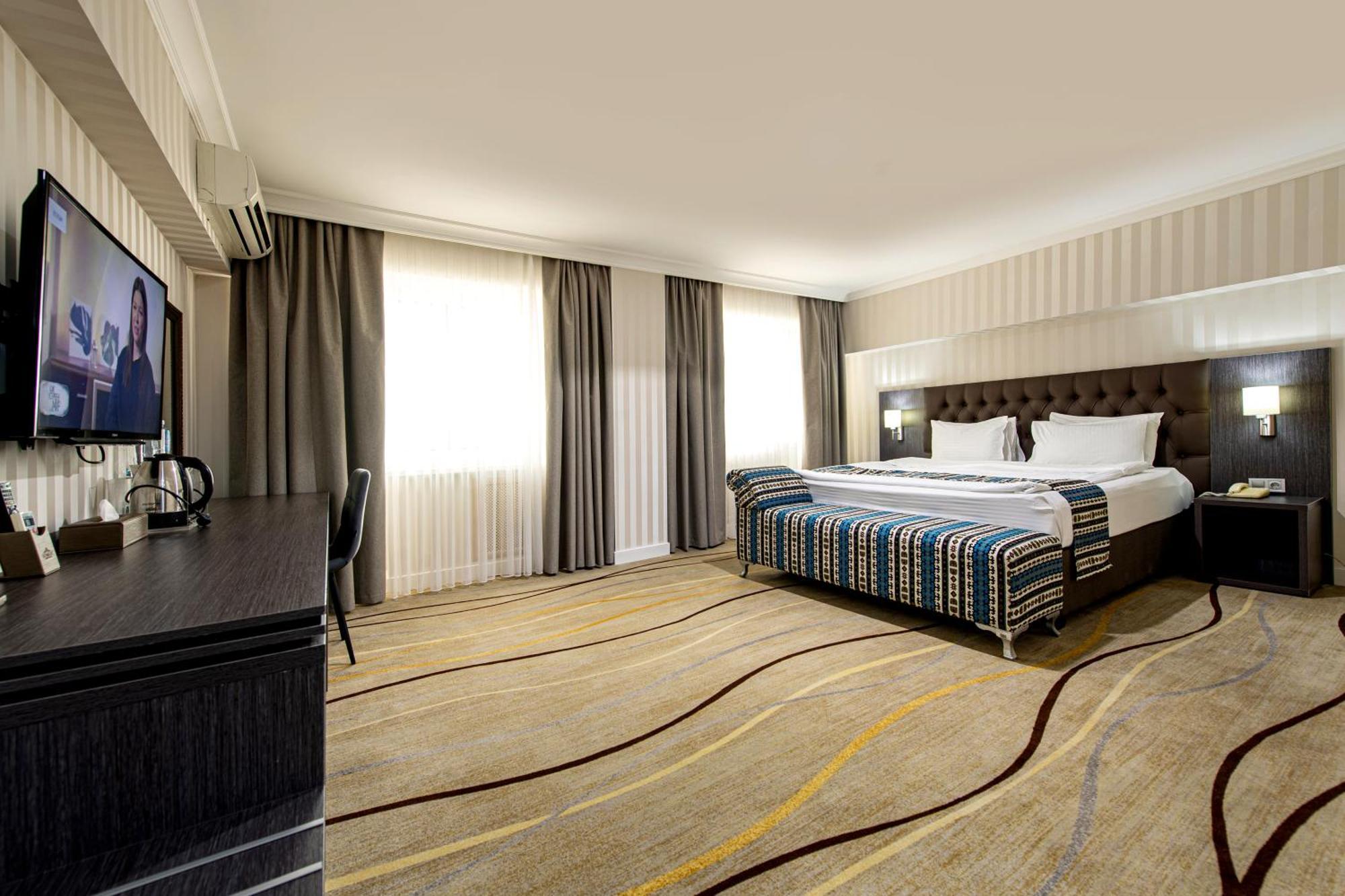 Shymkent Grand Hotel ภายนอก รูปภาพ